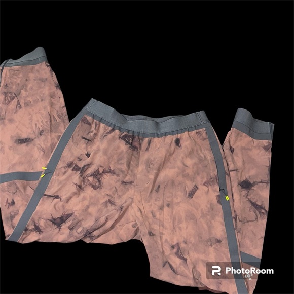 Lululemon Take the Moment joggers - Picture 1 of 6